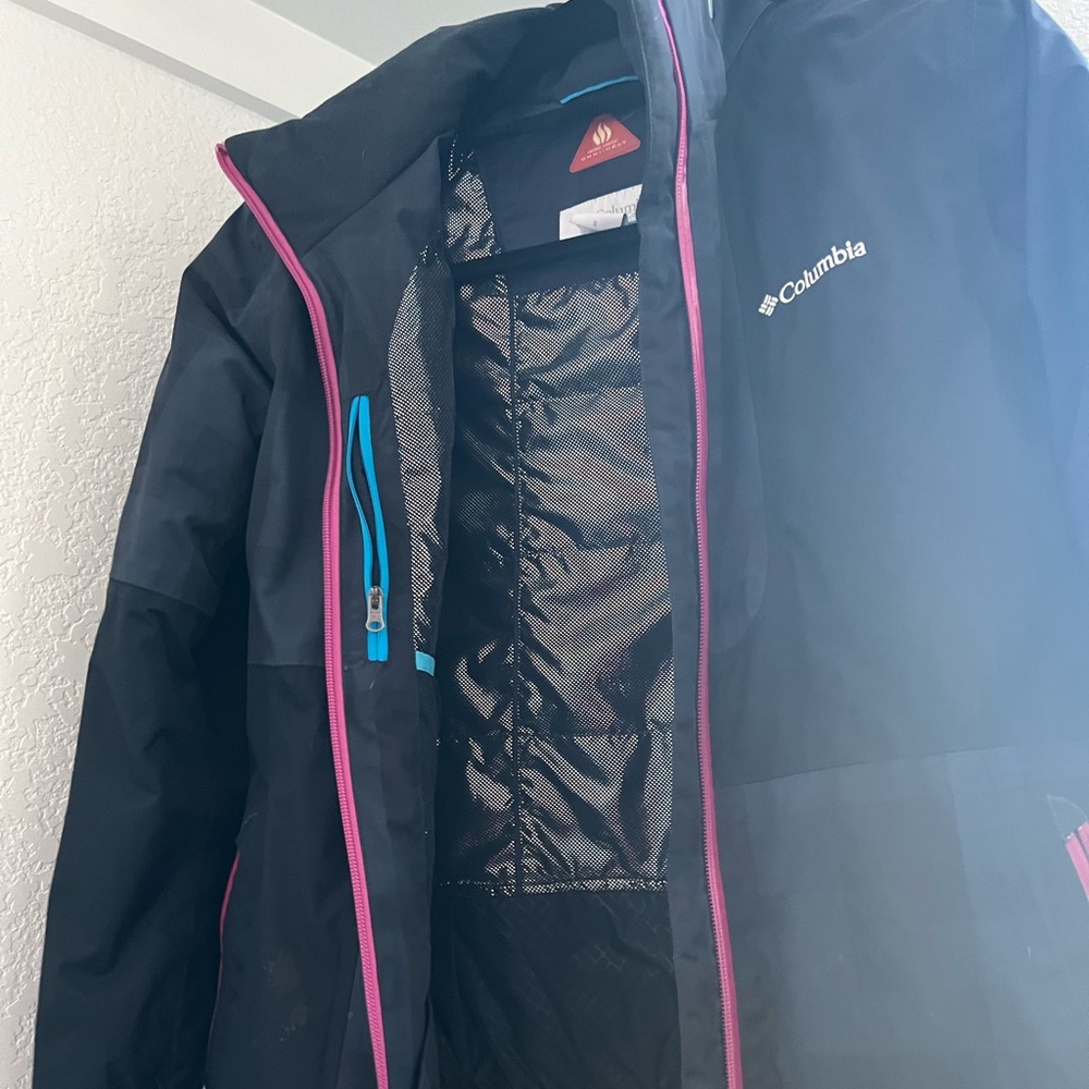 Columbia hooded ski jacket size small. Blue.